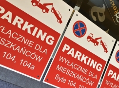 tabliczka parkingowa z nadrukiem z logo firmy