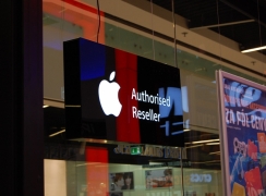 Eskpozytor z logo Apple