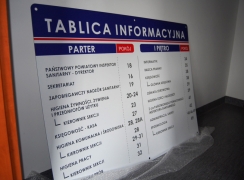 Tablica informacyjna w holu