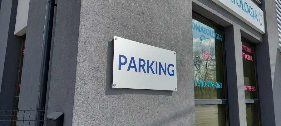 tablica parkingowa na ścianę