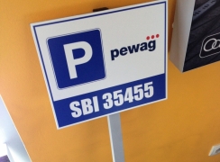 tablice parkingowe z numerem rejestracyjnym