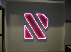 Logo 3d wykonane z neonu